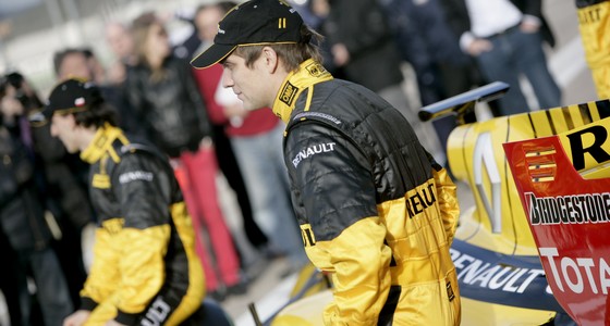 Vitaly-Petrov-au-volant-de-la-Renault-F1-R30-mercredi