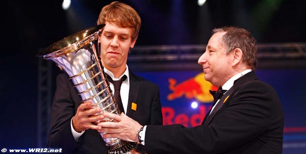 Sebastian-Vettel-recoit-son-trophee-a-Monaco