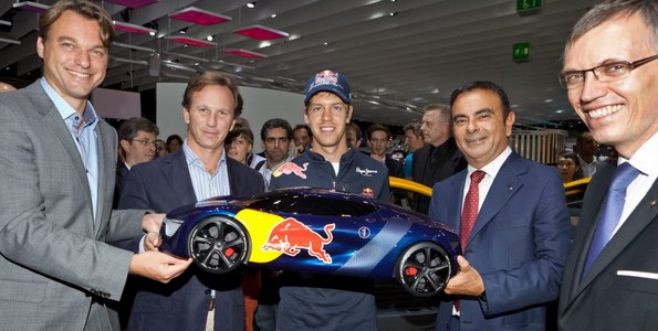 Francfort-2011-S-Vettel-et-C-Horner-sur-le-stand-Renault