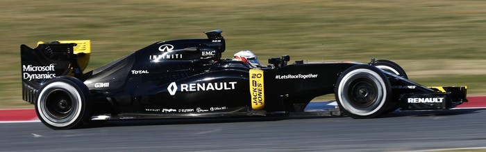 Kevin-Magnussen-lance-la-machine-Renault-a-Barcelone