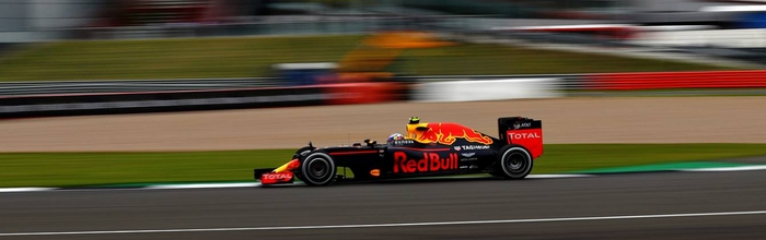 Red-Bull-dans-les-retroviseurs-de-Mercedes-a-Silverstone