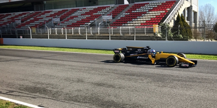 Renault-fait-rouler-sa-RS17-a-Barcelone