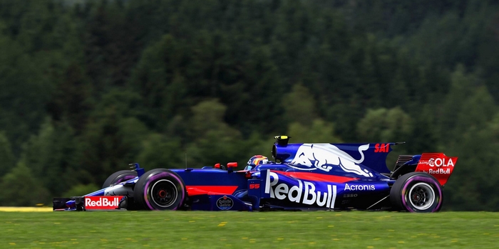 Carlos-Sainz-satisfait-de-sa-Toro-Rosso-Kvyat-frustre