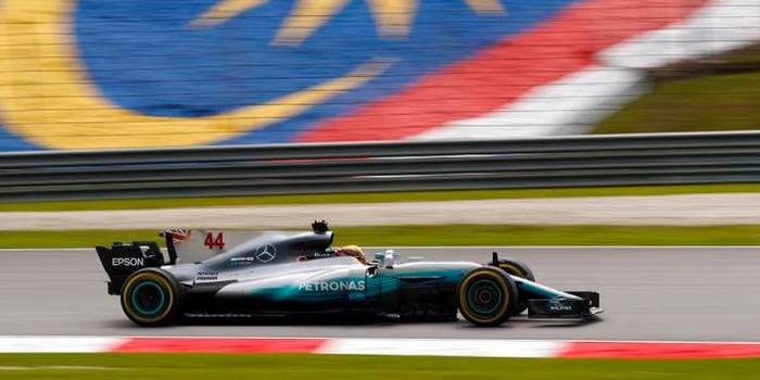 Malaisie-Qualif-Lewis-Hamilton-assomme-Ferrari