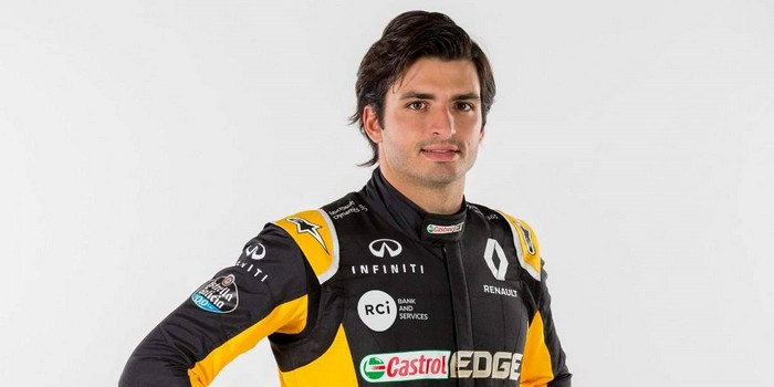 Carlos-Sainz-Jr-s-affiche-avec-ses-nouvelles-couleurs-Renault