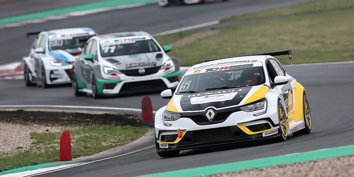 La-Megane-IV-TCR-s-exporte-en-Grande-Bretagne