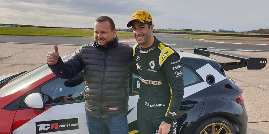 Daniel-Ricciardo-prend-le-volant-de-la-Renault-Megane-R-S-TCR