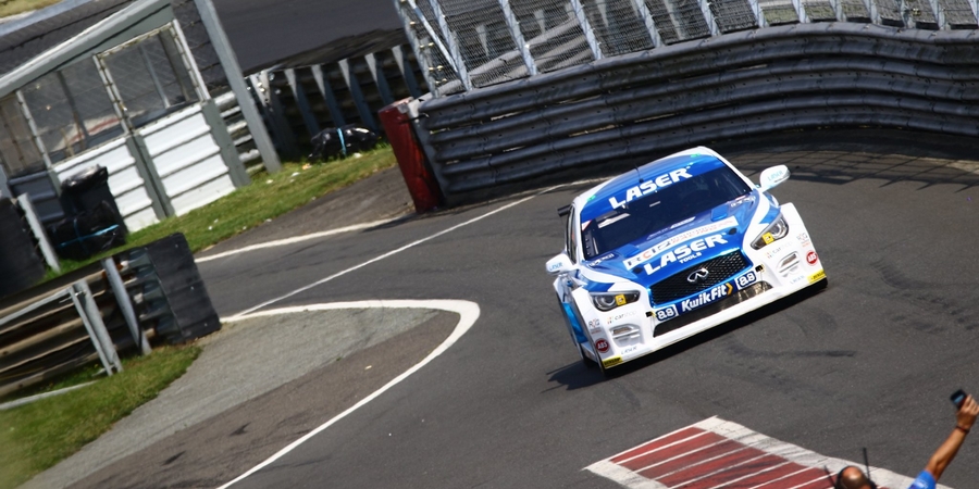 Premier-roulage-studieux-pour-l-INFINITI-Q50-en-BTCC