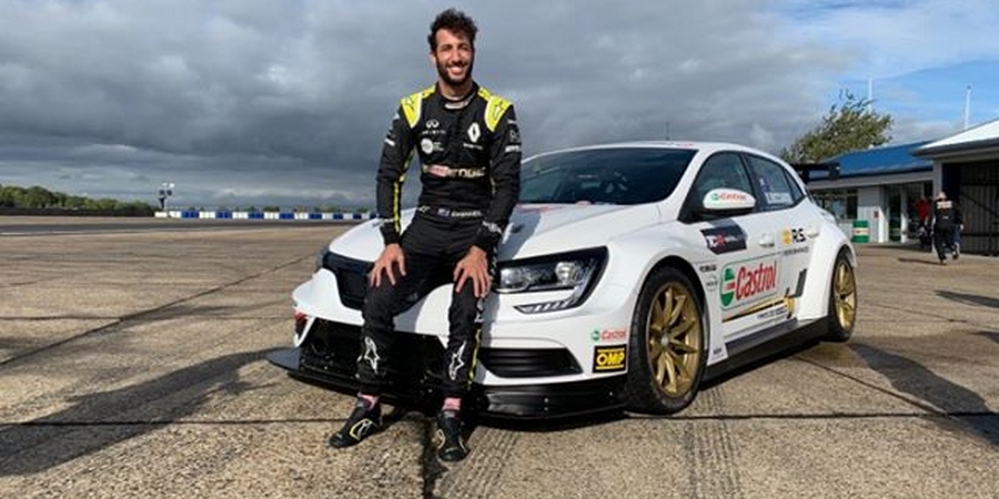 Daniel-Ricciardo-de-nouveau-au-volant-de-la-Megane-R-S-TCR