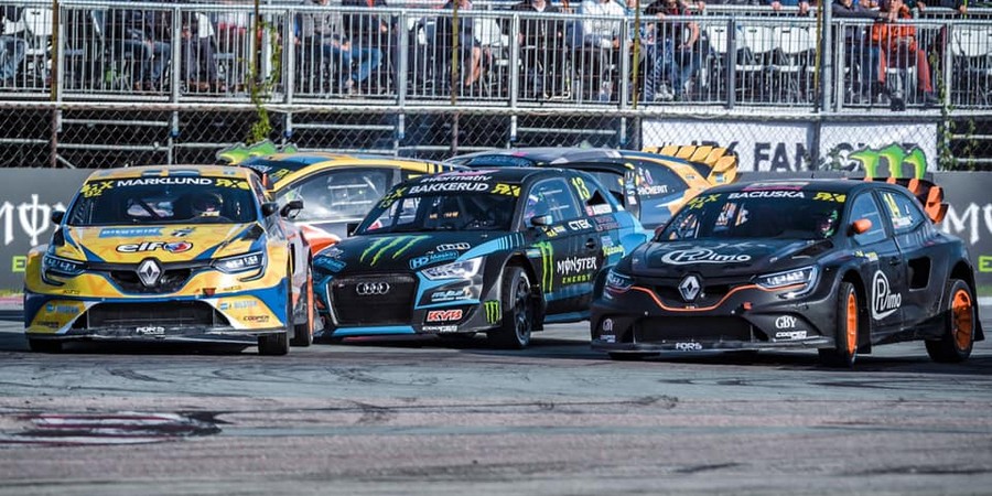 Monster-Energy-GCK-RX-Cartel-avec-deux-Megane-R-S-RX-en-World-RX