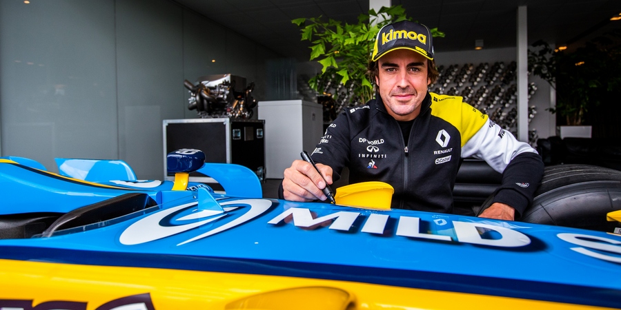 Fernando-Alonso-moule-son-baquet-et-se-prepare-au-simulateur