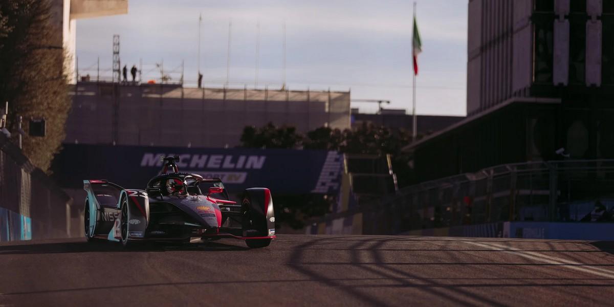 ePrix-de-Valence-Course-2-Oliver-Rowland-et-Nissan-au-pied-du-podium