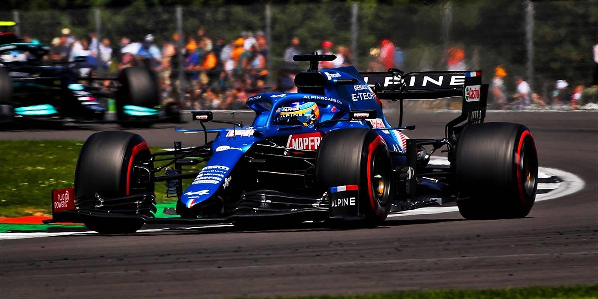 Hamilton se moque d'Alonso avec une casquette Mercedes signée.