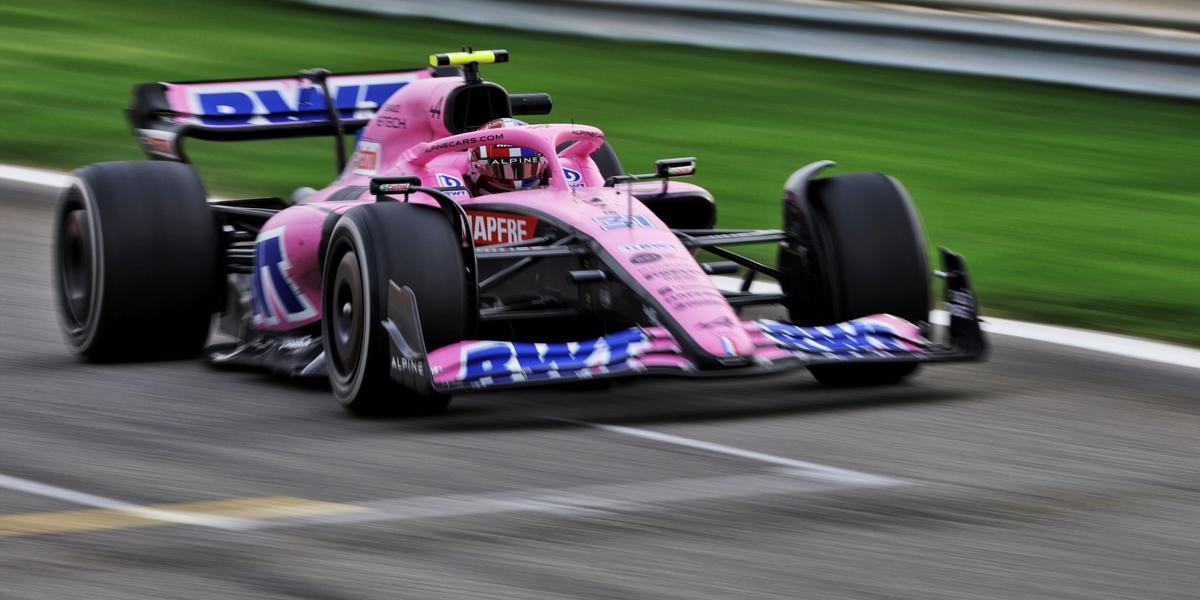 Avec-sa-decoration-rose-Alpine-Renault-reprend-des-couleurs