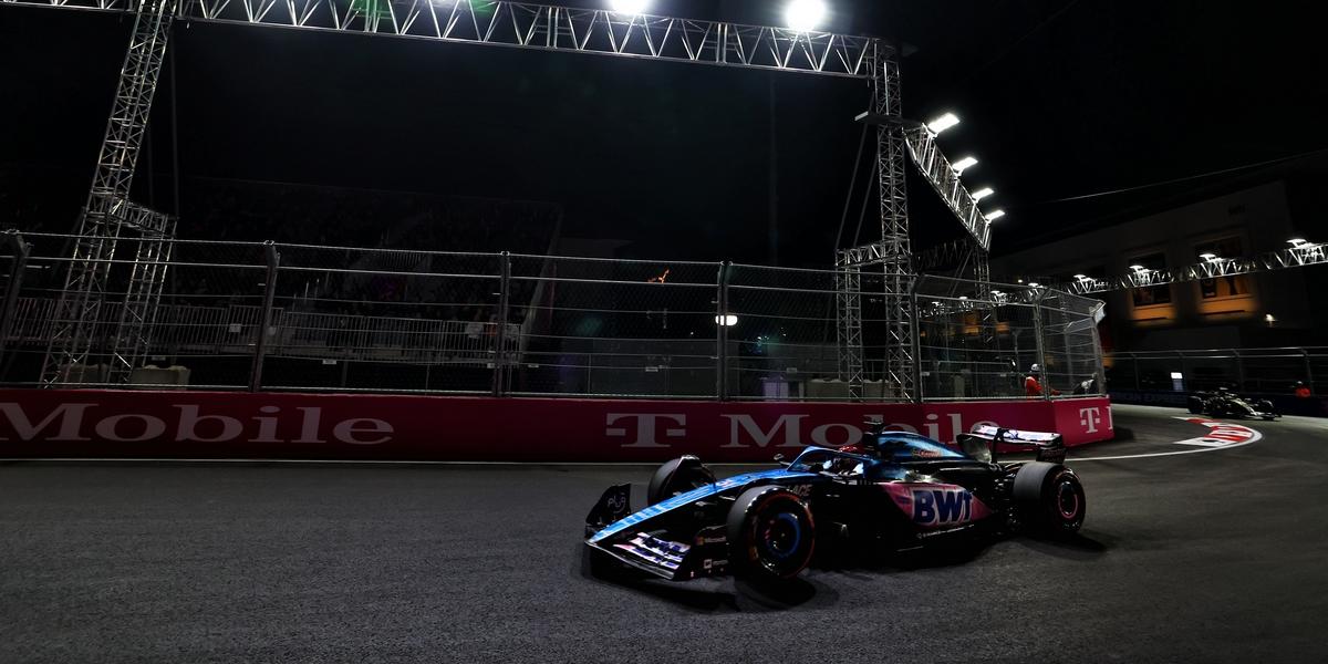 Esteban-Ocon-et-Alpine-Renault-au-pied-du-podium-a-Vegas