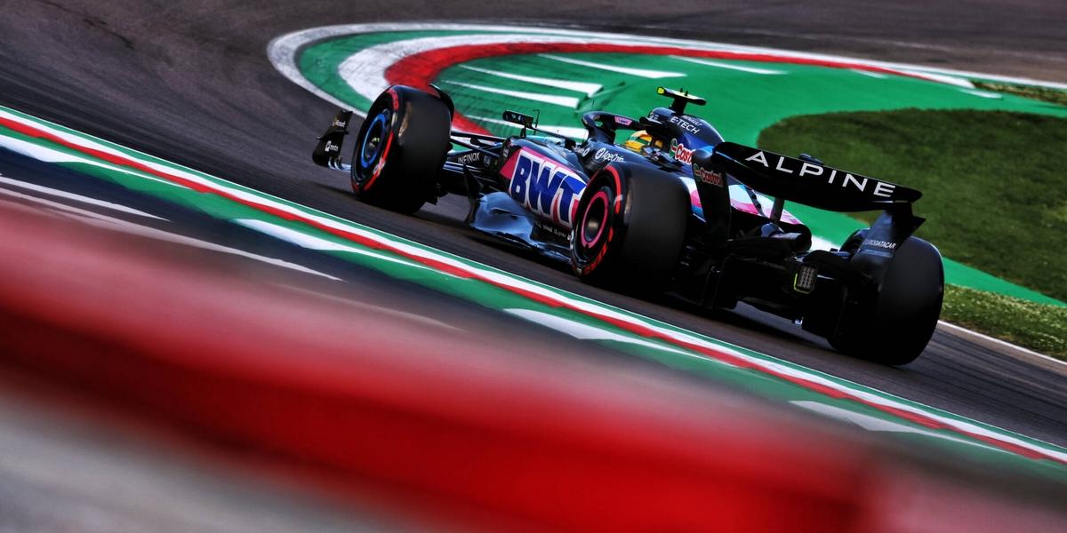Max-Verstappen-au-bout-d-une-bataille-avec-Lando-Norris-Alpine-Renault-loin-derriere