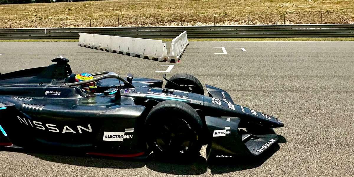 La-Nissan-GEN4-Alpine-Tech-en-piste-avec-Oliver-Rowland