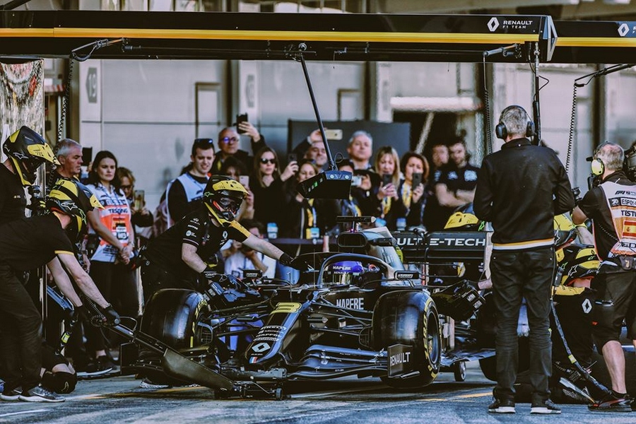 Hamilton se moque d'Alonso avec une casquette Mercedes signée.