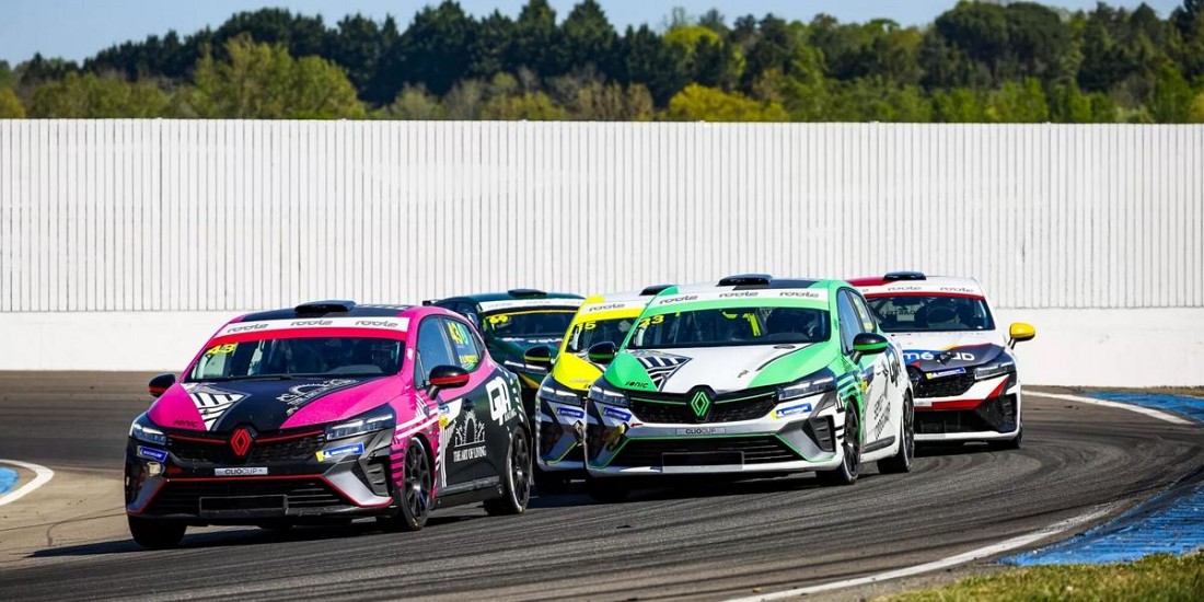 Le-groupe-Renault-s-affiche-en-nombre-a-Nogaro