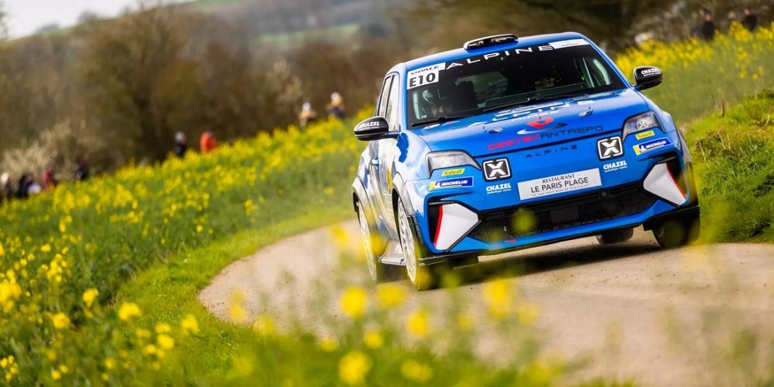 L-Alpine-A290-Rallye-trace-son-chemin-en-silence