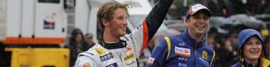 Romain-Grosjean-felicite-le-Renault-F1-Team