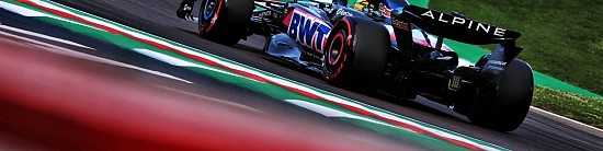 Max-Verstappen-au-bout-d-une-bataille-avec-Lando-Norris-Alpine-Renault-loin-derriere