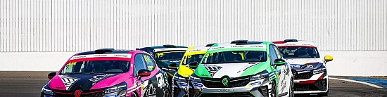 Le-groupe-Renault-s-affiche-en-nombre-a-Nogaro