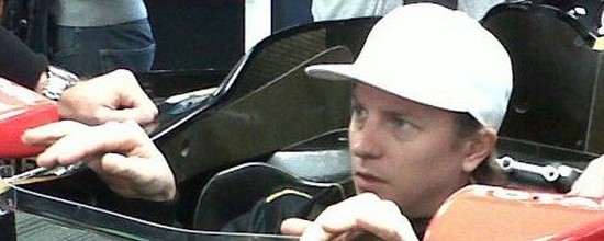 Kimi-Raikkonen-a-moule-son-baquet-a-Enstone
