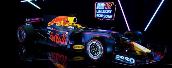 La-Red-Bull-TAG-Heuer-RB13-sort-de-l-ombre