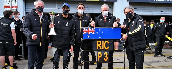 Un-podium-devant-l-Etat-major-de-Renault-et-une-rencontre-au-sommet-avec-Red-Bull
