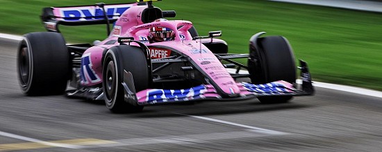 Avec-sa-decoration-rose-Alpine-Renault-reprend-des-couleurs