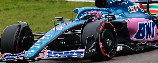 Imola-EL2-Mercedes-se-montre-Fernando-Alonso-dans-le-coup