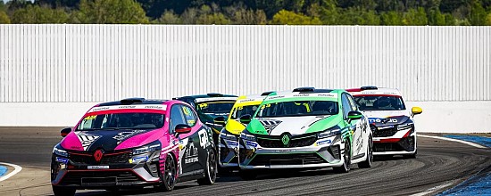 Le-groupe-Renault-s-affiche-en-nombre-a-Nogaro