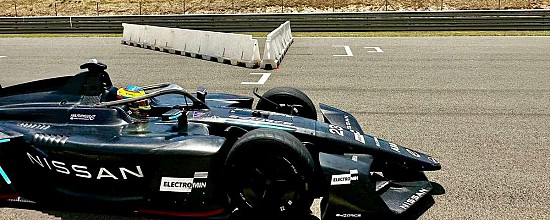 La-Nissan-GEN4-Alpine-Tech-en-piste-avec-Oliver-Rowland