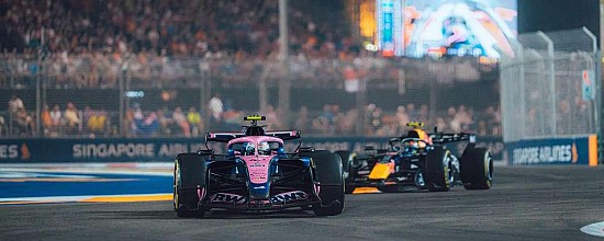 Alpine-hors-du-coup-en-course-a-Singapour