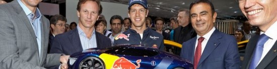 Francfort-2011-S-Vettel-et-C-Horner-sur-le-stand-Renault