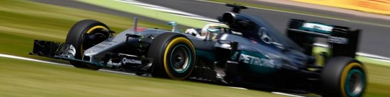 Silverstone-Qualif-Lewis-Hamilton-brille-a-domicile