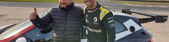 Daniel-Ricciardo-prend-le-volant-de-la-Renault-Megane-R-S-TCR