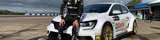 Daniel-Ricciardo-de-nouveau-au-volant-de-la-Megane-R-S-TCR