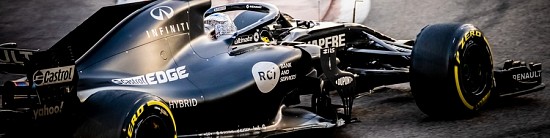 Fernando-Alonso-et-Guanyu-Zhou-en-piste-pour-Renault