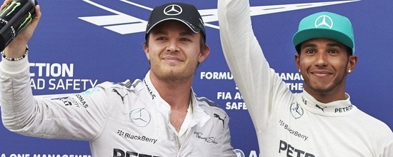 Sepang-Course-Hamilton-et-Rosberg-dans-un-fauteuil