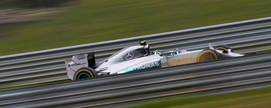 Autriche-Course-Mercedes-in-Renault-out