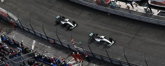 Lewis-Hamilton-impose-son-style-a-Monaco