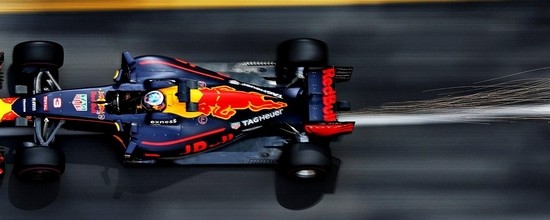 Monaco-1ere-journee-Red-Bull-decolle-Renault-cotoie-le-rail