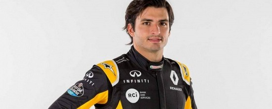 Carlos-Sainz-Jr-s-affiche-avec-ses-nouvelles-couleurs-Renault