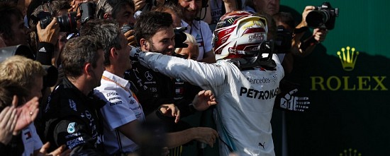 Hongrie-Course-A-l-experience-Lewis-Hamilton-s-impose-devant-Max-Verstappen