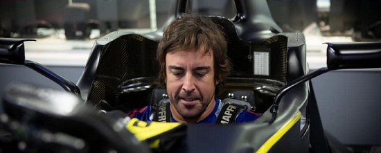Fernando-Alonso-en-piste-avec-la-R-S-20-aux-essais-d-Abu-Dhabi