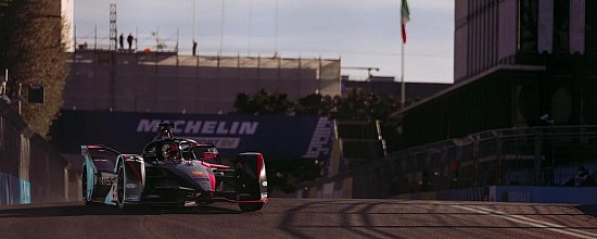 ePrix-de-Valence-Course-2-Oliver-Rowland-et-Nissan-au-pied-du-podium